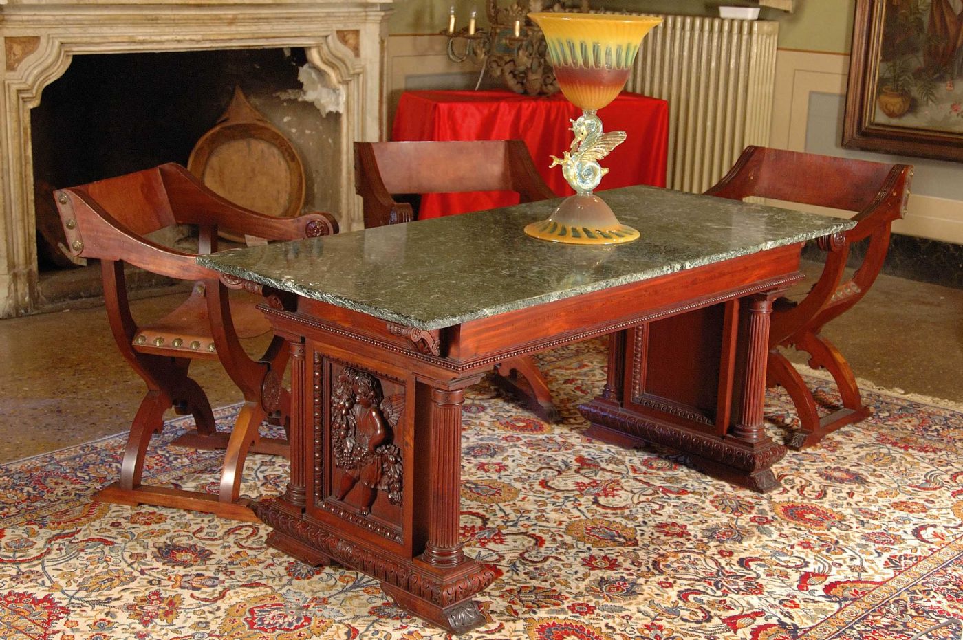 TABLE AVEC SCULPTURES EXCEPTIONNELLES EN ACAJOU - Œuvre du maître ébéniste Gioacchino Meluzzi d'Imola - Art néo-Renaissance